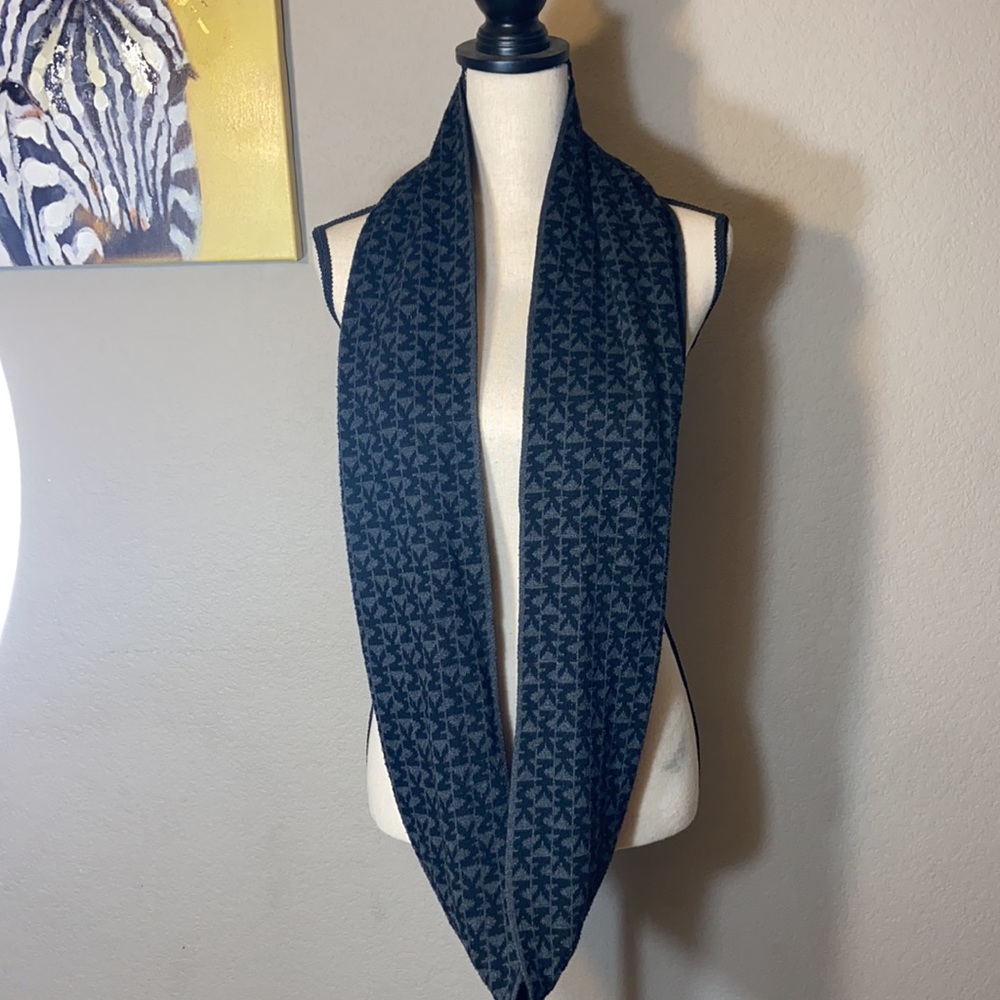 Michael Kors Infinity Scarf. - Picture 2 of 6